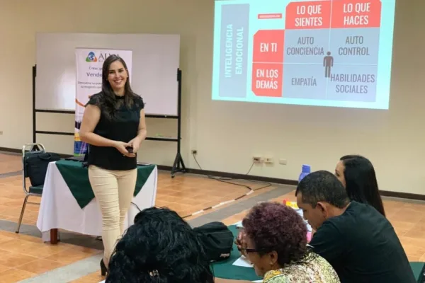Alejandra Varela Chaverri, conferencista para eventos corporativos sobre Servicio al Cliente