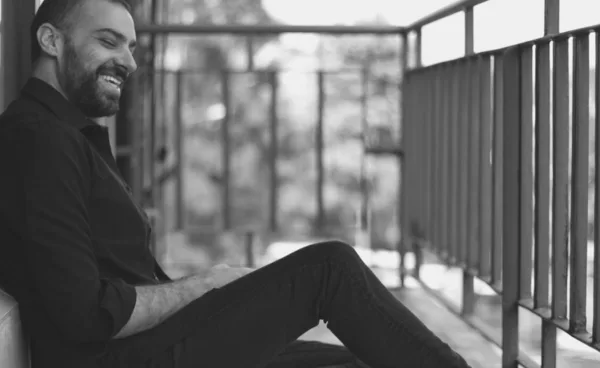 Miled Kuri durante una sesión fotográfica en blanco y negro
