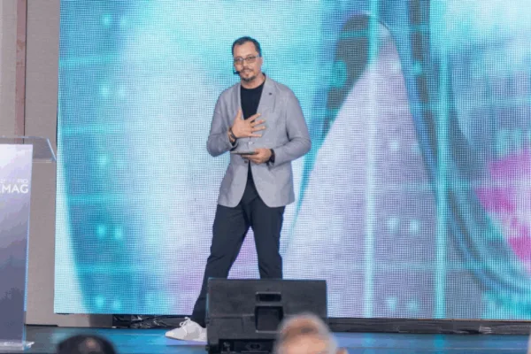 Andrés Conde, conferencista para eventos corporativos sobre Inteligencia Artificial Generativa
