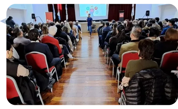 Juan Francisco Retali dictando una keynote.