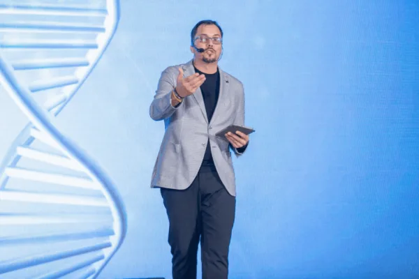 Andrés Conde, conferencista para eventos corporativos sobre Inteligencia Artificial Generativa