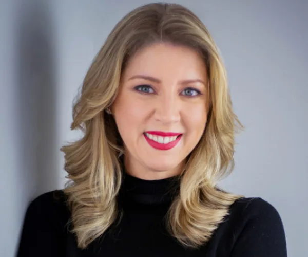 Caroline Schmitt — Conferencista de Trabajo En Equipo Colaboracion Efectiva