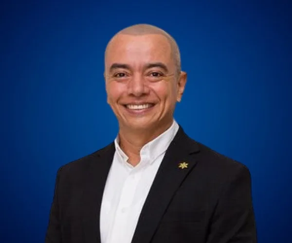 Julián Aguilar Estrada — Conferencista de Propósito, Valores e Inspiración