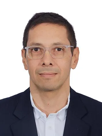 Retrato formal de Oscar Doumer Londoño Echeverri en fondo claro.