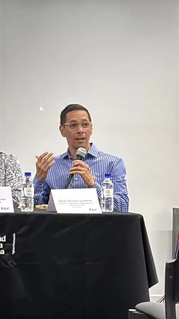 Oscar Doumer durante una intervención en panel académico y empresarial.