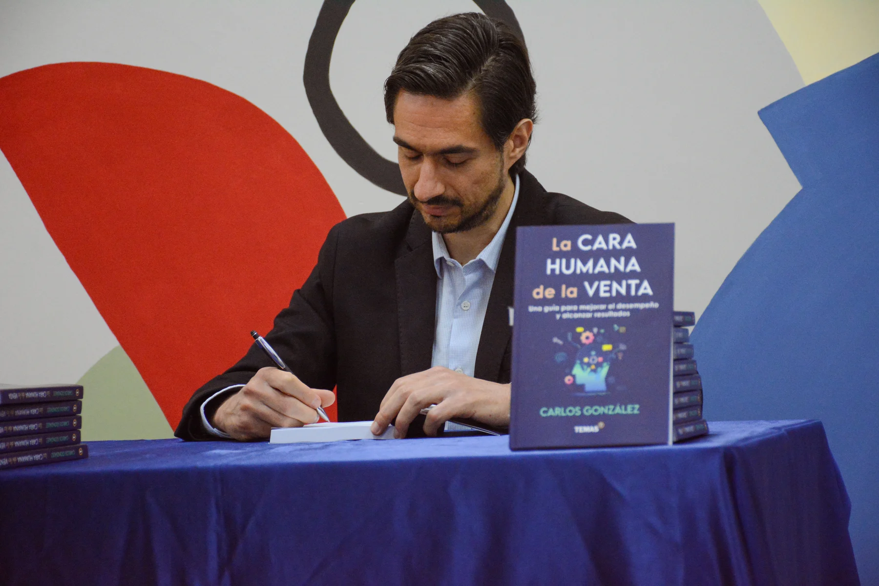 Carlos González compartiendo herramientas con una audiencia.