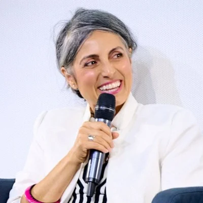 Silvia García durante una conferencia con micrófono.