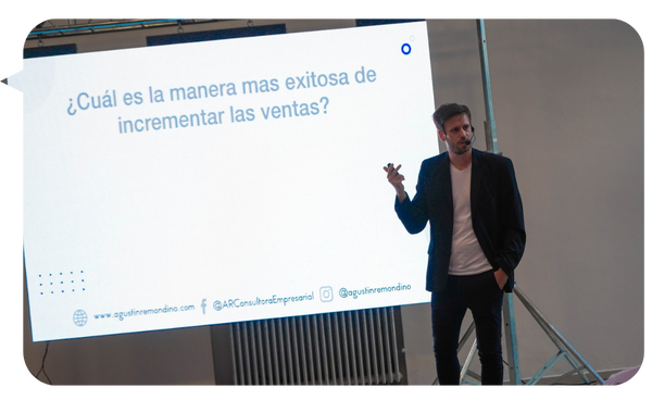Agustín Remondino durante una conferencia sobre ventas
