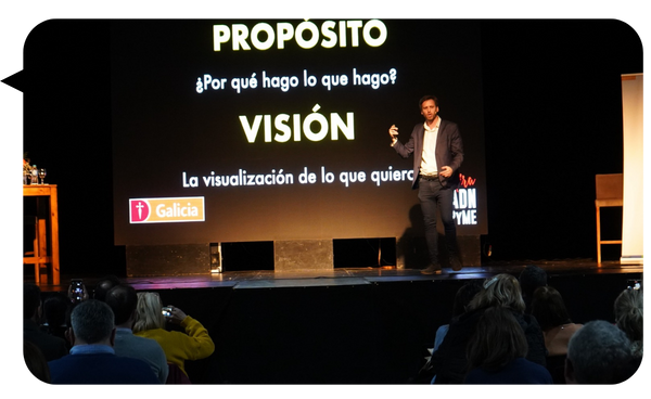 Agustín Remondino en escenario hablando sobre propósito y visión