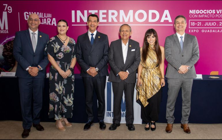 Jorge Garibay junto a panel de prensa en Intermoda 79.