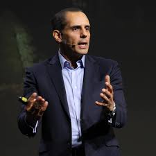 Juan Verde presentando una keynote sobre sostenibilidad y negocios.