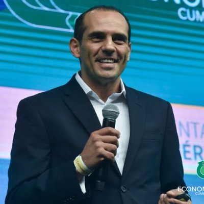 Juan Verde durante una conferencia frente a una audiencia.
