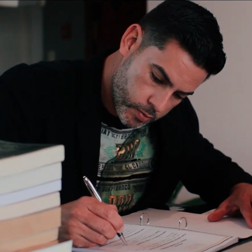 Pedro Castre firmando material