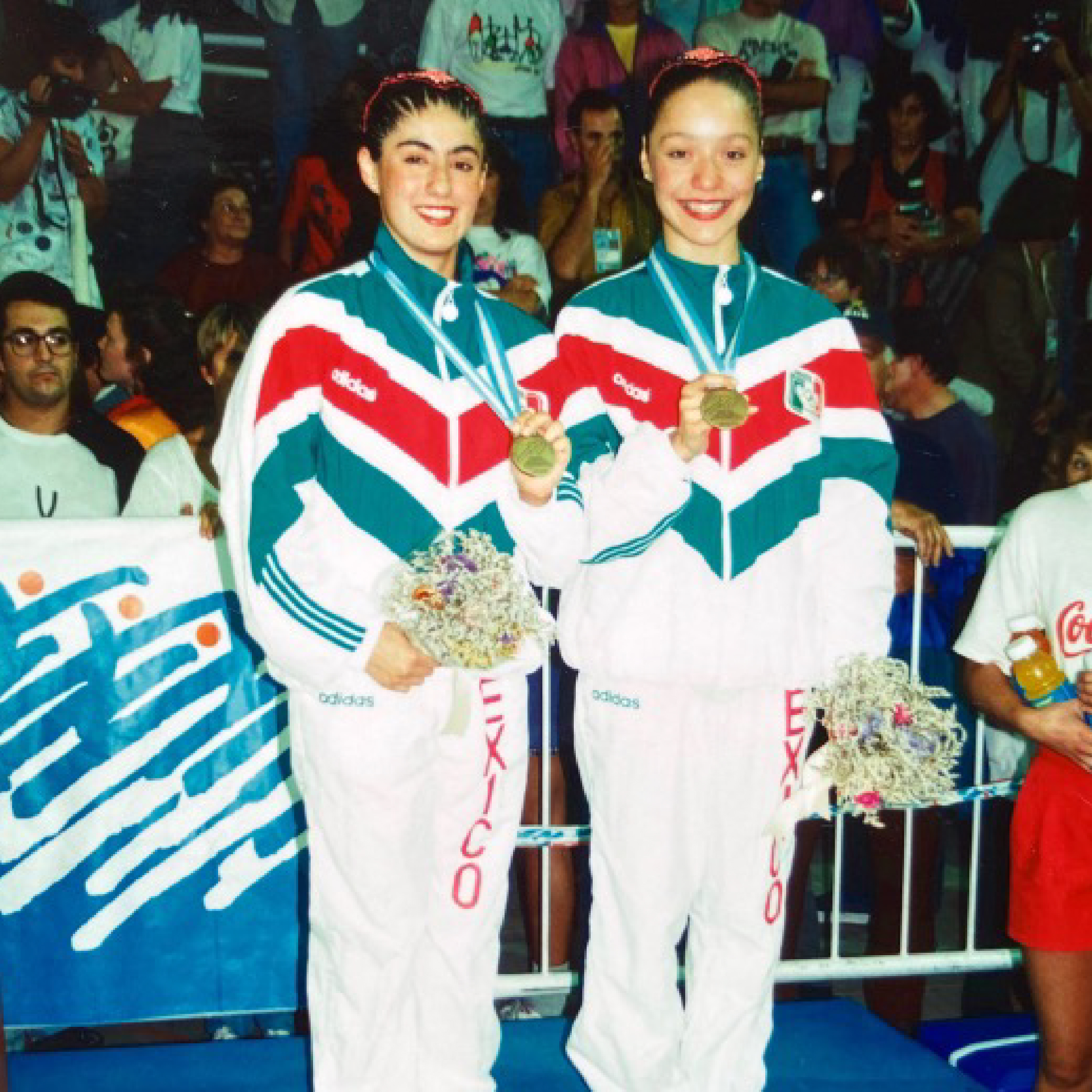 Wendy Aguilar en un momento de celebración competitiva con medalla.